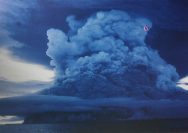 Belakangan kami baru tahu bahwa itu adalah letusan Gunung Colo di Pulau Unauna, Kabupaten Tojo Unauna. Kami menyaksikan cendawan api itu pada sore hingga jelang magrib.