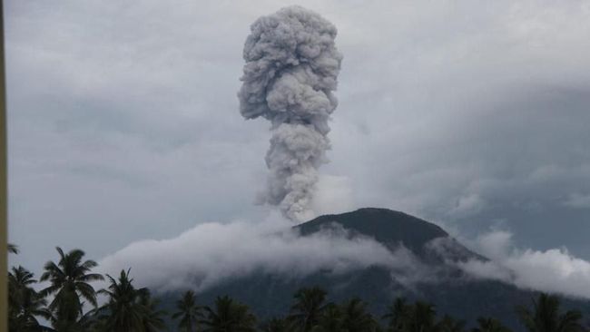 Gunung Ibu Erupsi