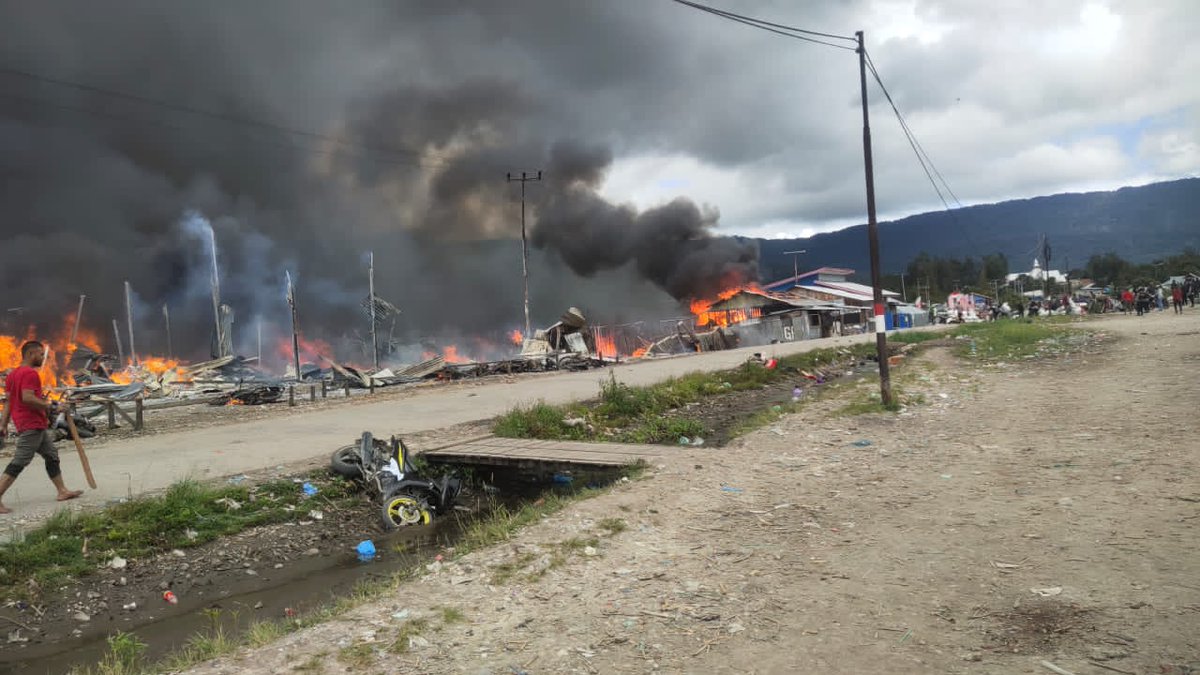 Warga Papua Tengah bakar kios di Pasar Waghete.