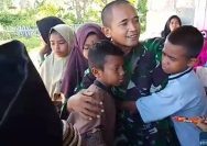 Serma Mohammad Riadi di antara anak-anak Hote, Buru Selatan, Maluku. (Foto Serma Mohammad Riadi untuk jafarbuaisme.com)