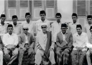Guru Tua, Mutiara di Indonesia Timur. Foto: Habib Idrus bin Salim Aljuri menentang setiap gerakan separatis. Foto: Habib Idrus Salim Al Jufri (Duduk tengah memakai jubah)