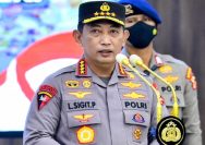Kapolri Jenderal Pol. Listyo Sigit Prabowo memberikan respons singkat saat dimintai tanggapan terkait penugasan prajurit TNI untuk menjaga kantor Kejaksaan Tinggi (Kejati) dan Kejaksaan Negeri (Kejari) di berbagai daerah. (Foto: Arsip Internet)