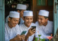 Disklaim: Ilustrasi disediakan oleh AI dan bukan gambar tersangka MAS. Ilustrasi ini mewakili gambaran remaja kita yang berkutat dengan gawai pintarnya di mana dan kapanpun.