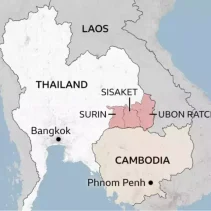 Sengketa perbatasan antara Thailand dan Kamboja memiliki akar sejarah panjang, sebagian besar berasal dari interpretasi berbeda atas peta kolonial Prancis yang membagi wilayah sepanjang 817 kilometer. Konflik sebelumnya memuncak pada 2008–2011, menewaskan sedikitnya 34 orang dan memaksa ribuan warga mengungsi.