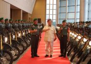 Menhan Prabowo Subianto (Kini Presiden RI) di antara "Pasukan Siluman" itu. (Foto: Pendam V/Brawijaya)