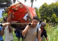 Di balik seragam cokelatnya, tersimpan hati yang penuh kepedulian. Itulah Bripka Abd Harik, Bhabinkamtibmas yang bertugas di Polsek Tomini.