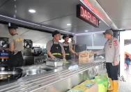 Sudah sekitar dua pekan dapur lapangan milik Brimob Polri berdiri di kawasan Islamic Center Kuala Simpang, Aceh Tamiang. Setiap hari, dapur umum tersebut menyajikan sekitar 300 hingga 400 porsi makanan untuk memenuhi kebutuhan pangan para pengungsi banjir bandang.