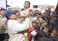 Presiden RI Prabowo Subianto saat menyambangi korban bencana di Aceh Tamiang, 12 Desember 2025.