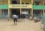 Sejumlah personel Brimob dari Polda Aceh bahu-membahu membersihkan sejumlah sekolah yang terdampak banjir bandang di Kabupaten Aceh Tamiang, Provinsi Aceh. Salah satunya dilakukan di SMP Swasta Islam Yayasan Maarif Tamiang, Kuala Simpang.