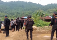 Api yang melalap Kantor PT Raihan Catur Putra (RCP) di Desa Torete, Kecamatan Bungku Pesisir, Kabupaten Morowali, bukanlah peristiwa yang lahir dalam semalam. Ia adalah ujung dari rangkaian panjang konflik agraria, akumulasi kekecewaan, serta ketegangan antara warga, perusahaan tambang, dan aparat penegak hukum yang berlarut-larut tanpa penyelesaian.
