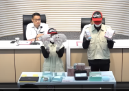 Komisi Pemberantasan Korupsi (KPK) menetapkan lima orang sebagai tersangka dalam perkara suap pengurangan nilai pajak di Kantor Pelayanan Pajak (KPP) Madya Jakarta Utara. Operasi tangkap tangan dilakukan saat uang hasil suap, dalam bentuk dolar Singapura, sedang dibagikan ke sejumlah pejabat pajak.