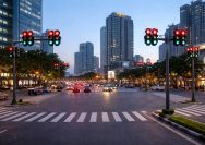 Di tengah hiruk-pikuk jalan raya, lampu lalu lintas atau traffic light adalah “polisi senyap” yang sering luput dari perhatian. Coba bayangkan jika barang ini tidak pernah ada.