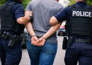 Borgol atau gari adalah benda kecil, dingin, dan tampak sederhana. Namun di balik dua lingkaran logam itu tersimpan sejarah panjang tentang bagaimana manusia mengatur, menahan, dan mengendalikan sesamanya. Ia bukan sekadar alat kepolisian, melainkan artefak peradaban.