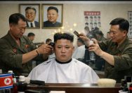 Mari kita mulai dari sosok paling ikonik: Kim Jong Un. Bukan cuma rudalnya yang mudah dikenali, tapi juga rambutnya.