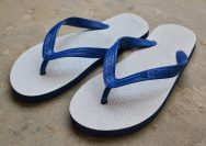 Sandal jepit mungkin terlihat sederhana. Tipis, ringan, dan sering dianggap remeh. Namun siapa sangka, alas kaki yang akrab di kaki jutaan orang Indonesia ini menyimpan sejarah panjang lintas budaya—bahkan tanpa satu nama pasti sebagai penemunya.