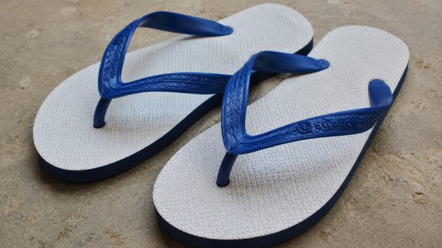 Sandal jepit mungkin terlihat sederhana. Tipis, ringan, dan sering dianggap remeh. Namun siapa sangka, alas kaki yang akrab di kaki jutaan orang Indonesia ini menyimpan sejarah panjang lintas budaya—bahkan tanpa satu nama pasti sebagai penemunya.