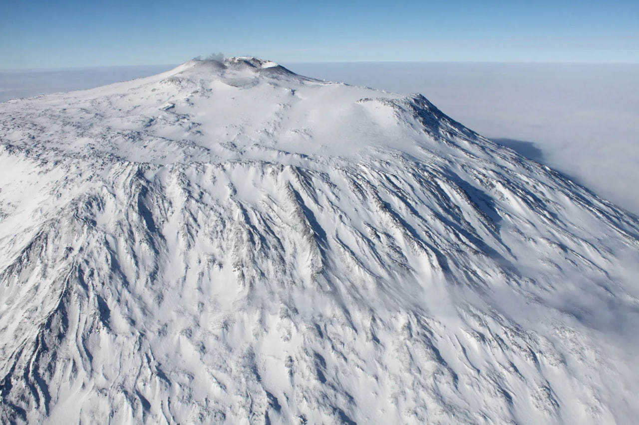 Gunung Api Ini Meletus dan Muntahkan Emas 80 Gram Setiap Hari - JafarBua